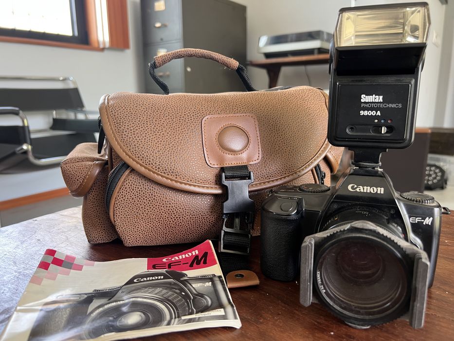 Máquina fotográfica CANON EF-M com flash e mala de transporte