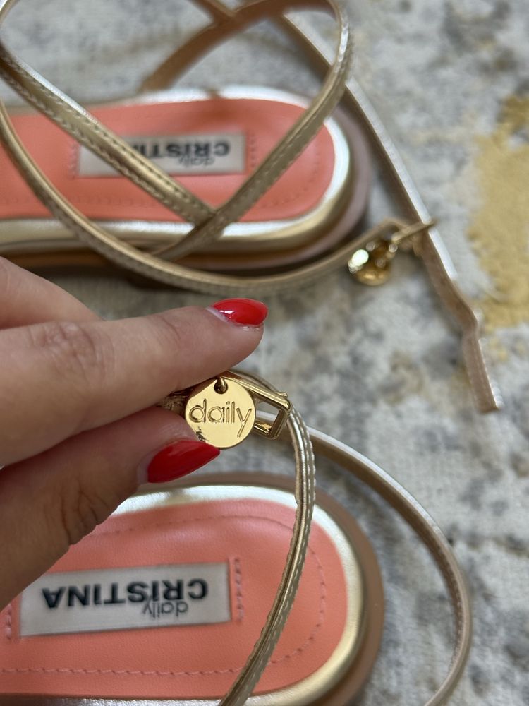 Sandálias Sleek Dourado Daily Cristina