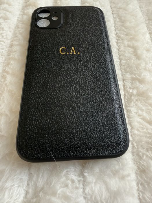 Capa iphone 11 preta com letras douradas
