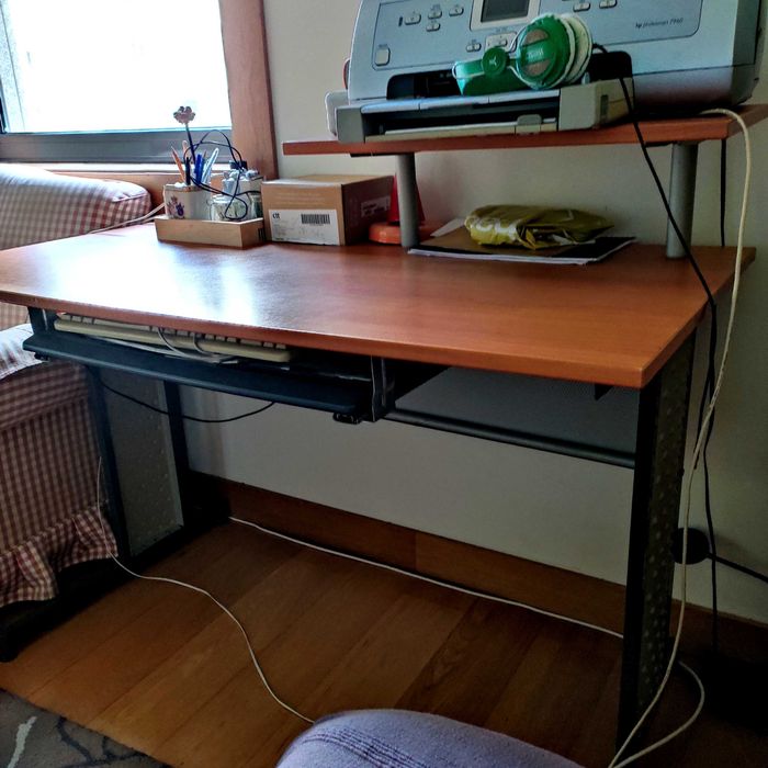 Secretária Staples com prateleira para impressora e outra p teclado