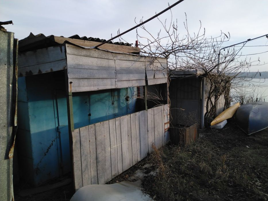 Продается 2 места на 5 Причале у самой воды.