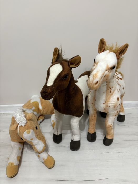 Zestaw koników stojące plus pluszak