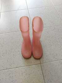 Botas de cano cor de rosa para crianças.