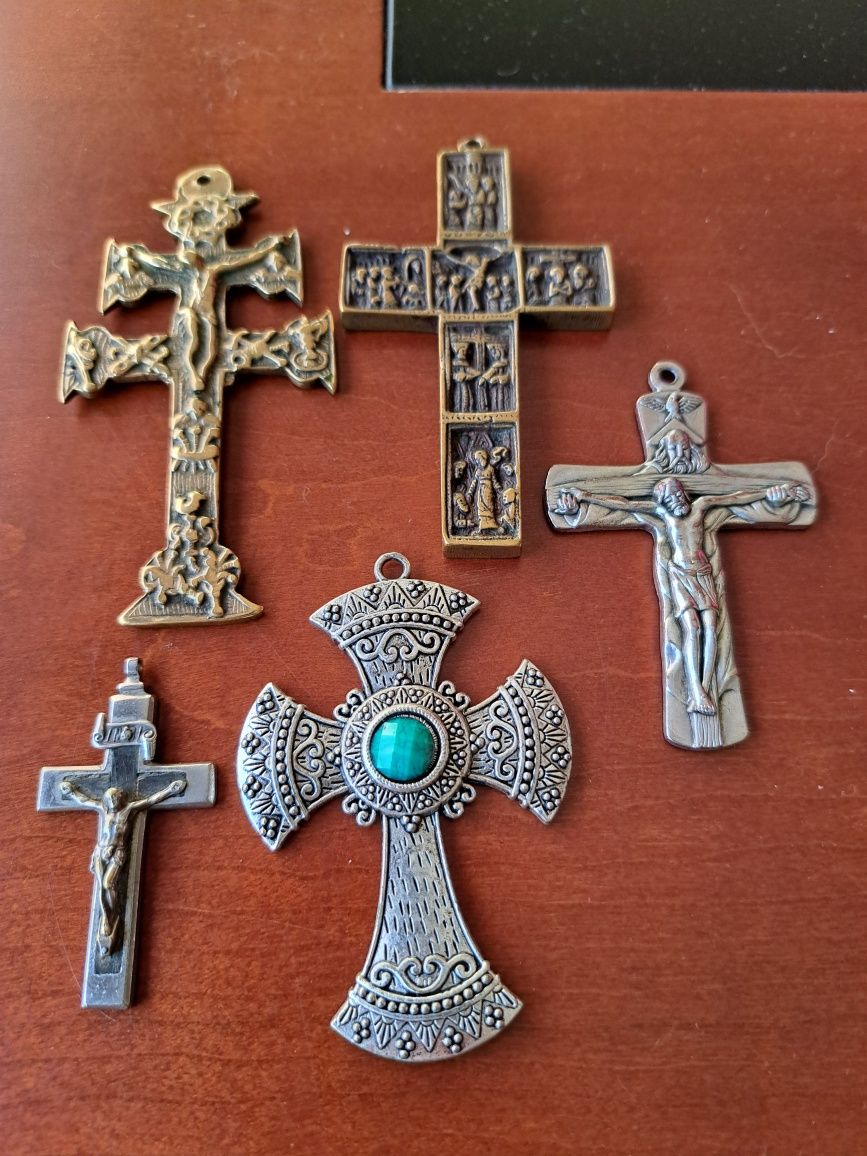 Conjunto de anéis, crucifixos e fios variados