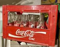Coca cola butelki i skrzynka