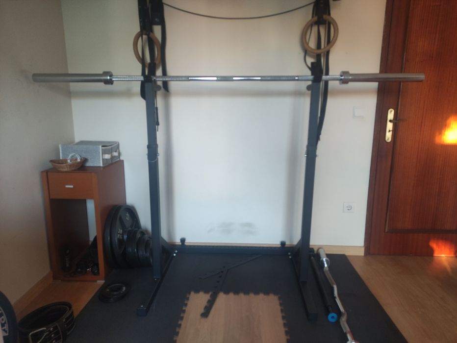 Equipamentos de ginásio em bom estado de conservação