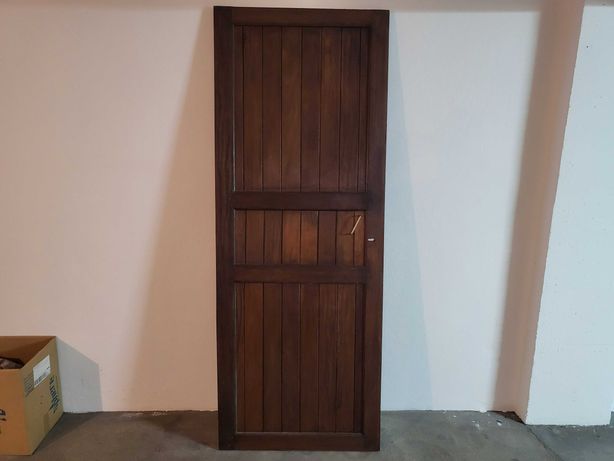 Porta de madeira maciça