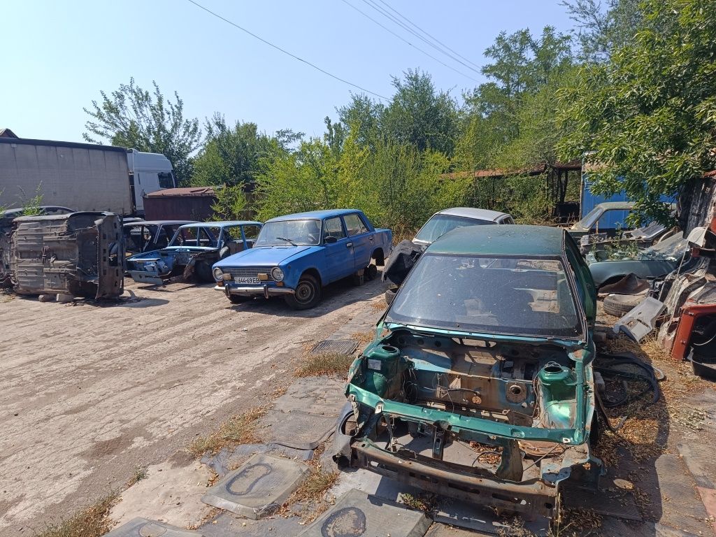Продам крылья двери ляда ваз Таврия москвич