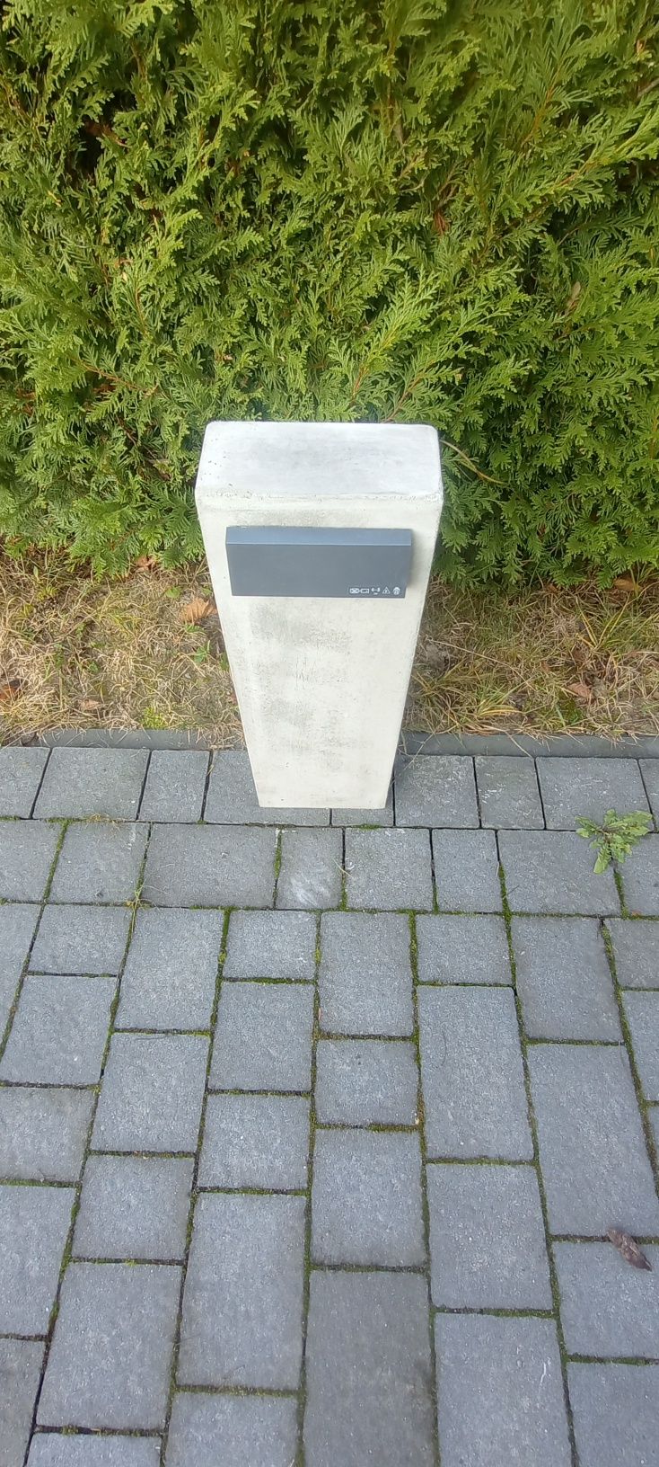 Lampa ogrodowa betonowa słupek oświetleniowy