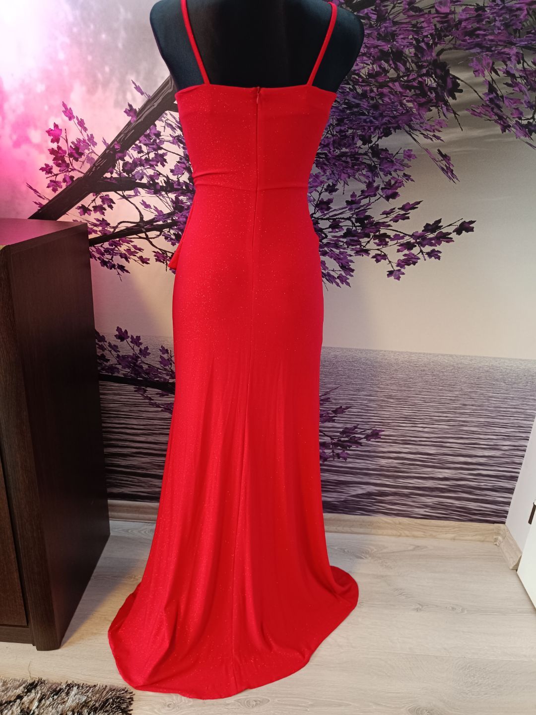 Brokatowa czerwona sukienka