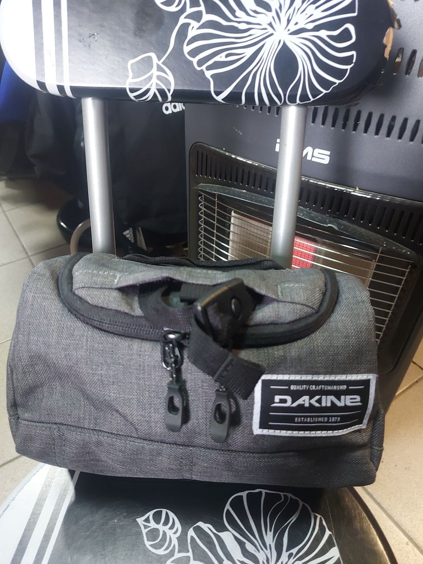 Косметичка туристична Dakine Revival Kit M carbon