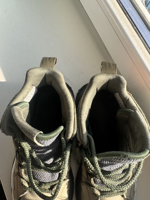 Кросівки adidas.