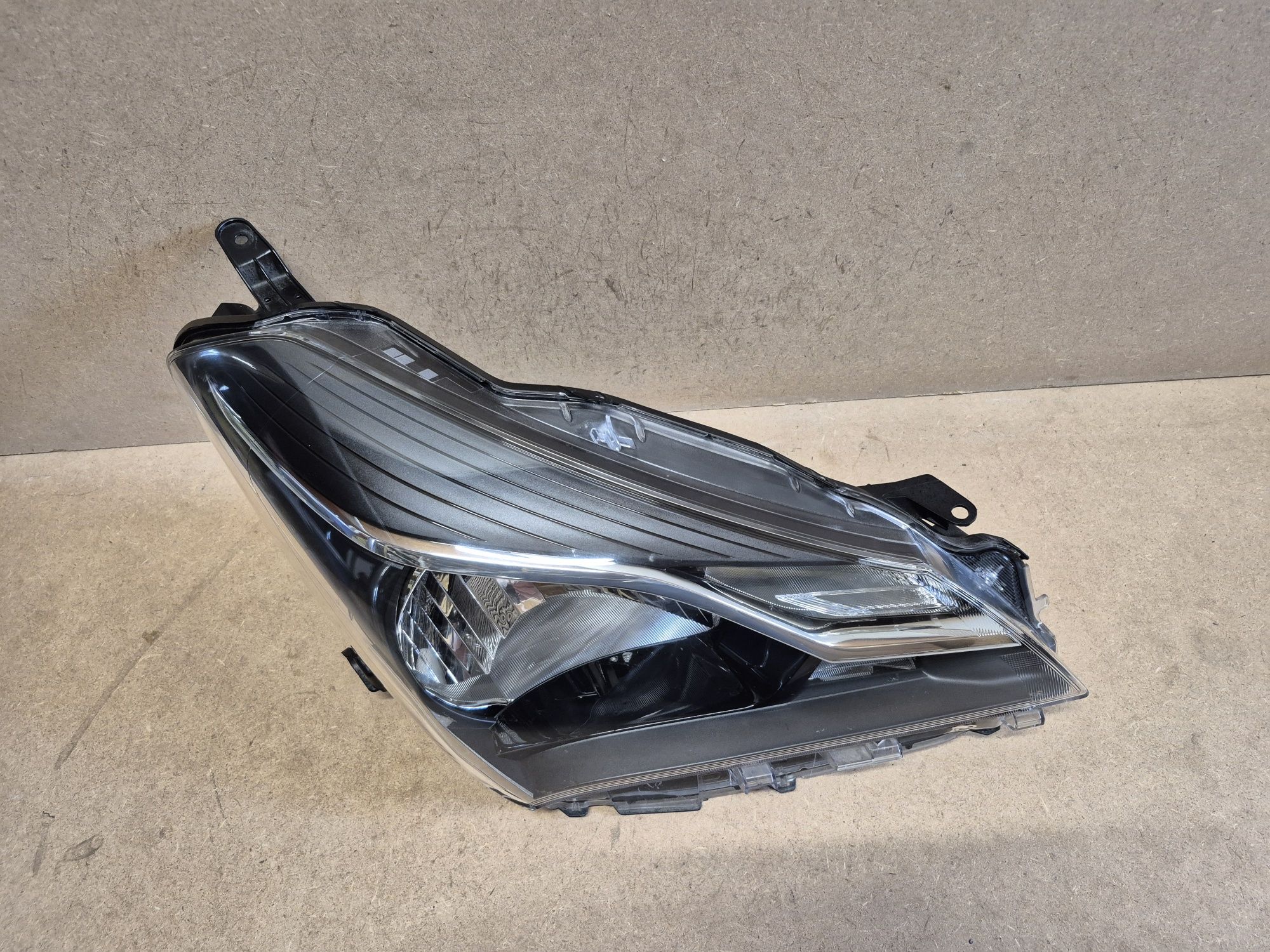 Lampa reflektor toyota Yaris 3 prawy europa