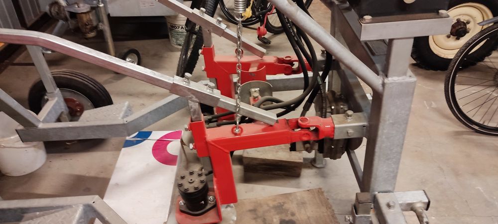 Pielnik hydrauliczny ze zbiornikiem oleju i przystawką boczną