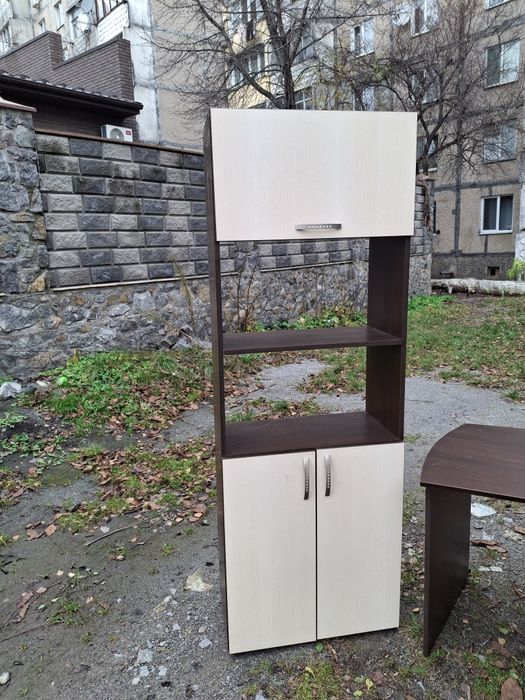 Продам два комплекти офісної меблі і угловий стіл