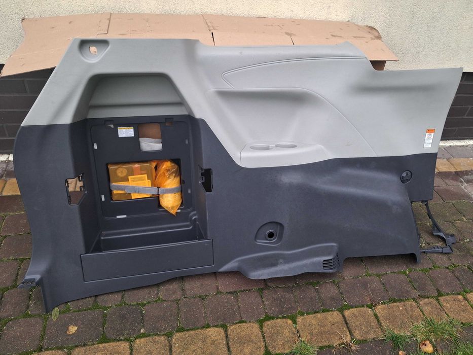 Toyota Sienna 2.5 XL40 2 boczek bagażnika lewy zestaw naprawczy koła