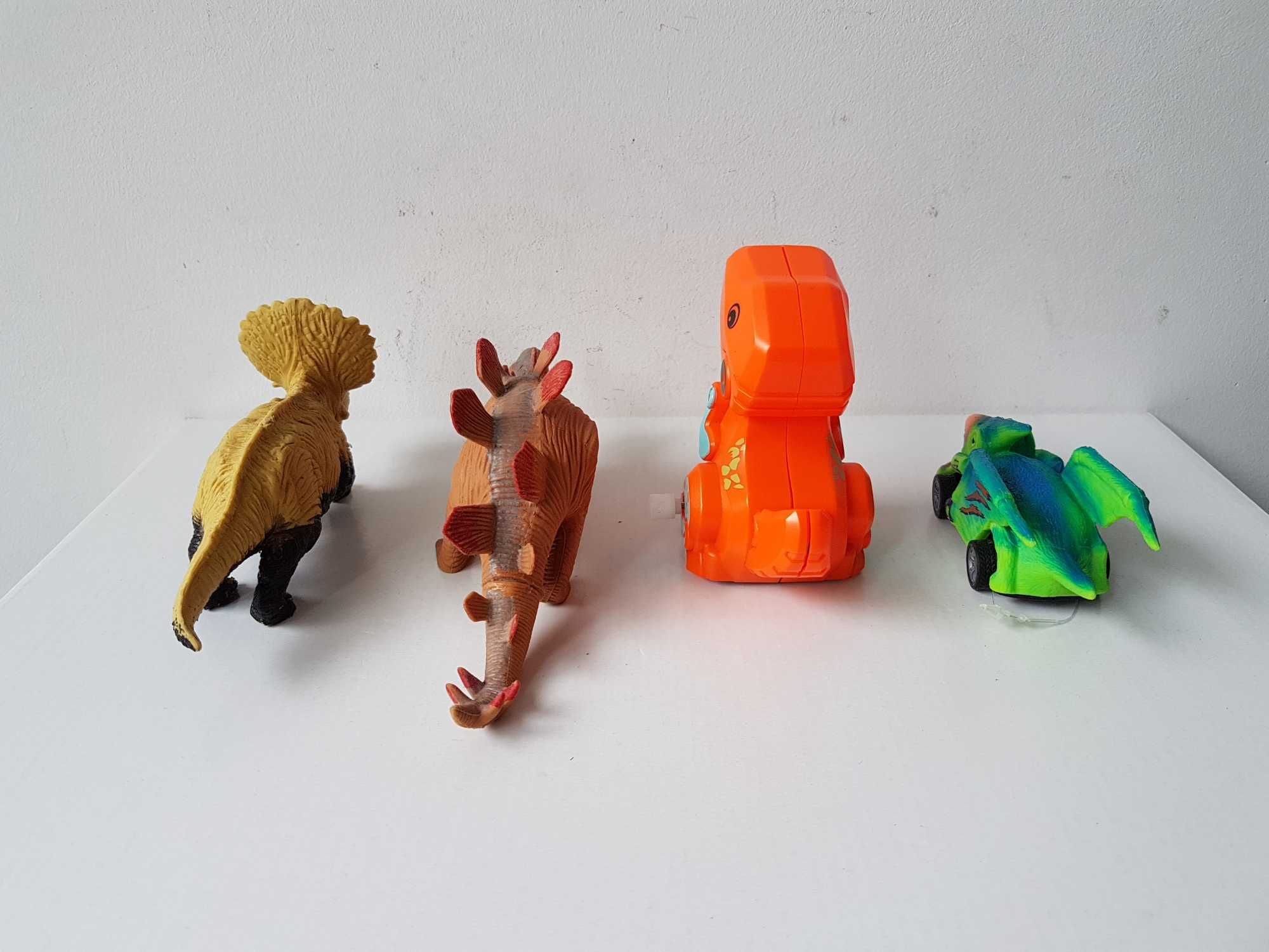 Dinozaury gumowe figurki gniotki Dinozaur nakręcany Dino auto