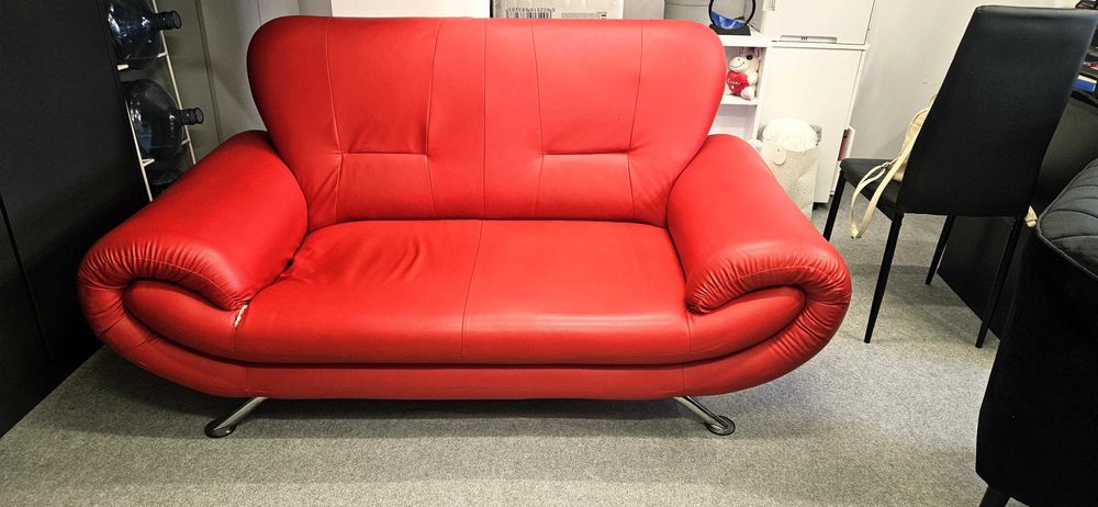 Sofa czerwona metalowe nóżki