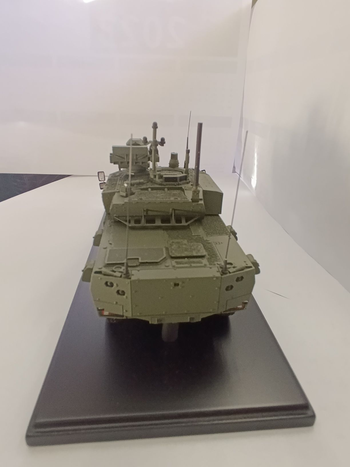Carro de combate Jaguar em miniatura à escala de 1:24