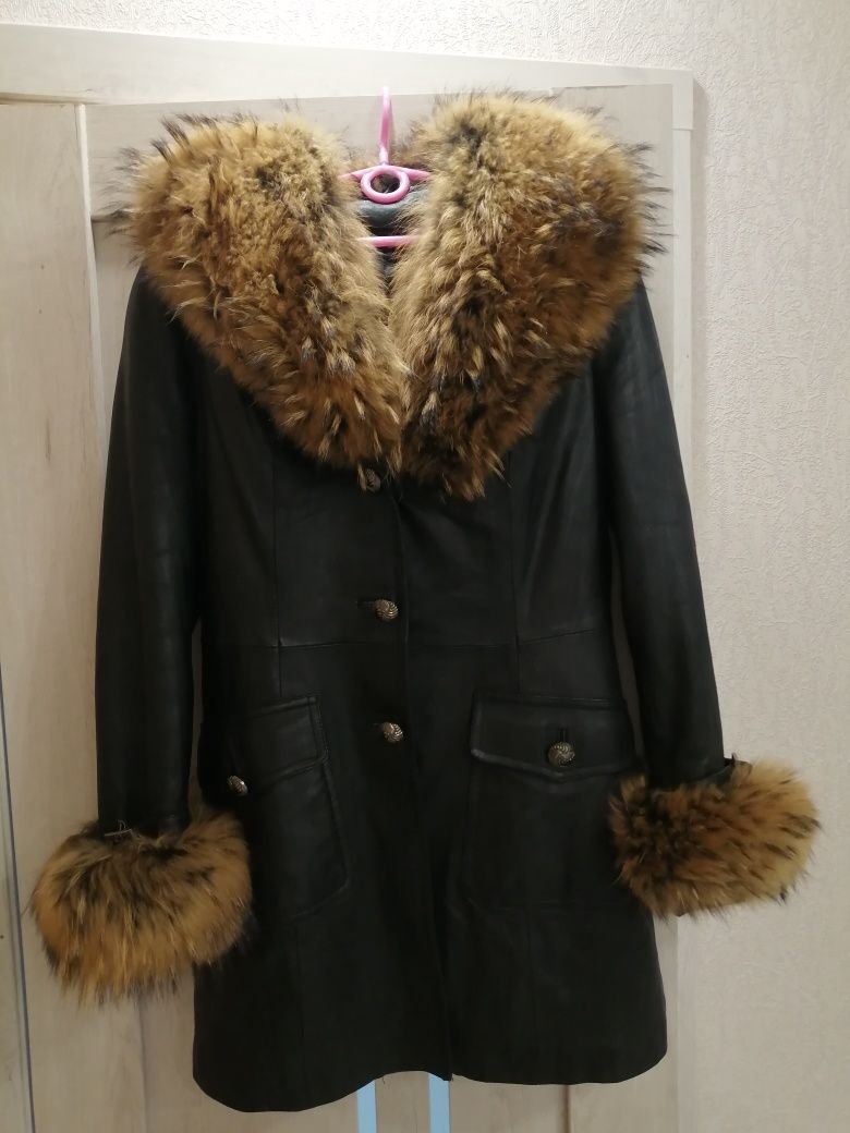 Жіноча кожана куртка р. XL