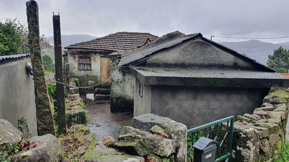 Działka ze starym domem, 60km od Porto w górach.