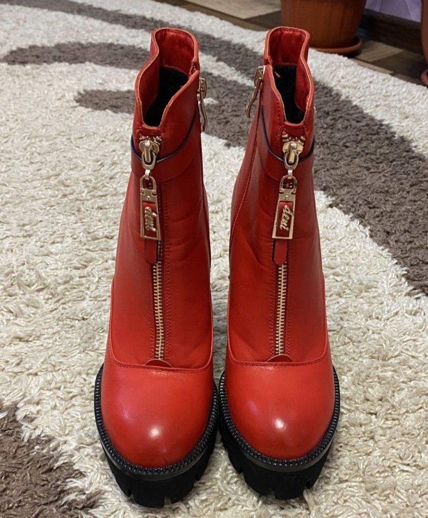 Новые ботинки деми красные на каблуке 36 -37 размер