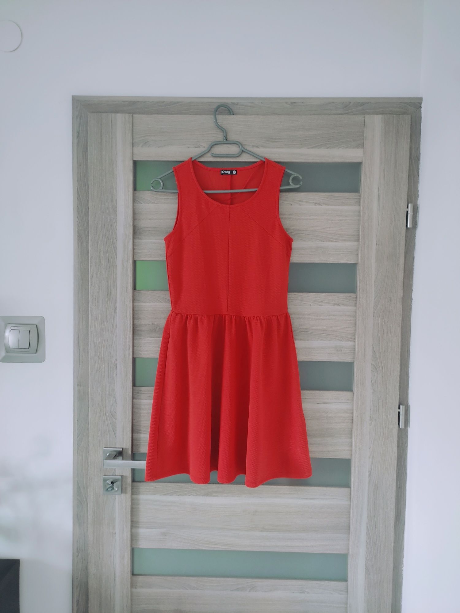 Czerwona lekko rozkloszowana sukienka s