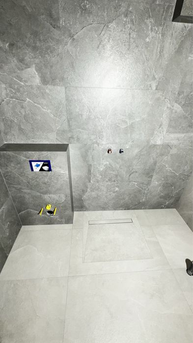 Плиточник Укладка плитки різного формату.