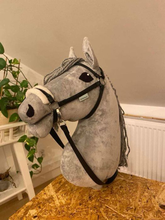 Komolet 4 róznych ogłowii dla hobby horse