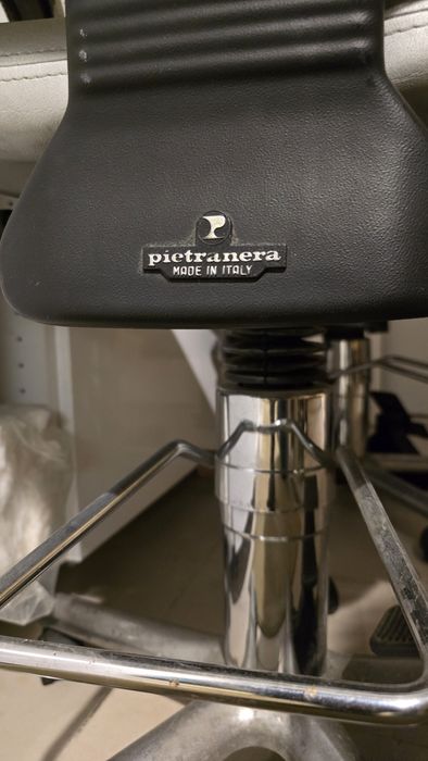 Cadeira de barbeiro/cabeleireiro Pietranera 5’60
3,700.00€ – 4,187.00€