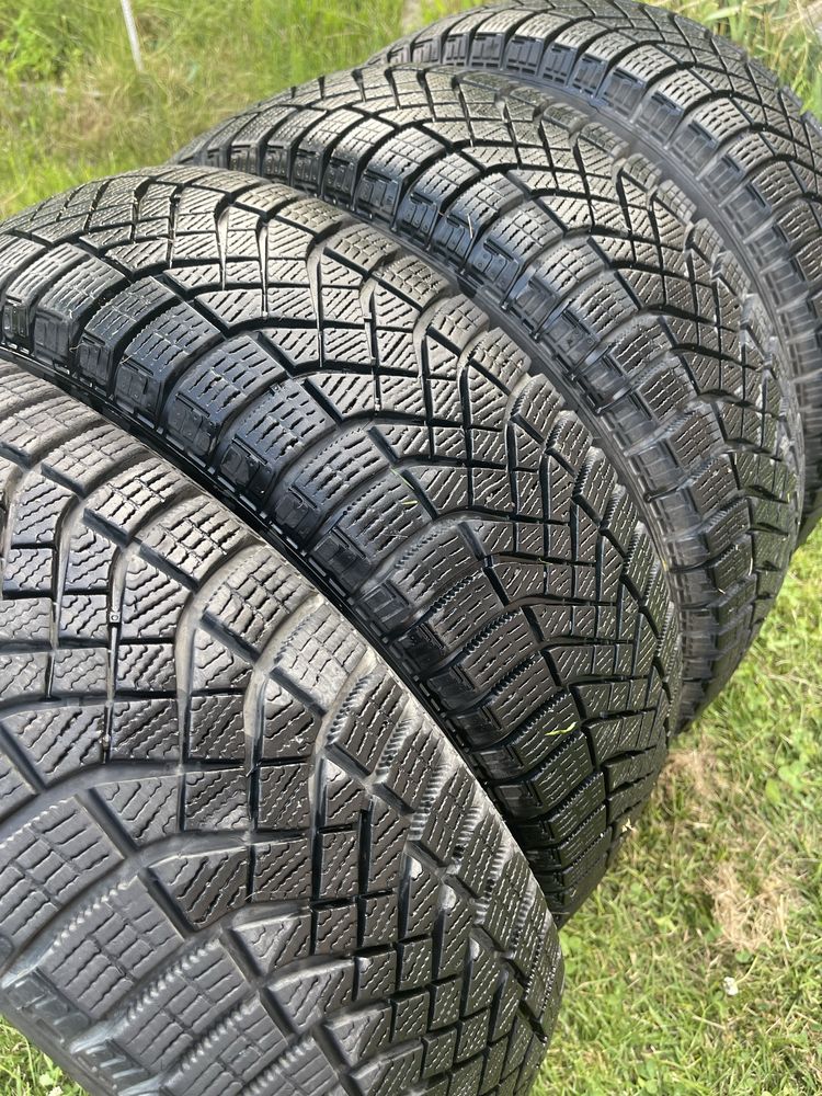 Шини зимові Pirelli 185 65 r15