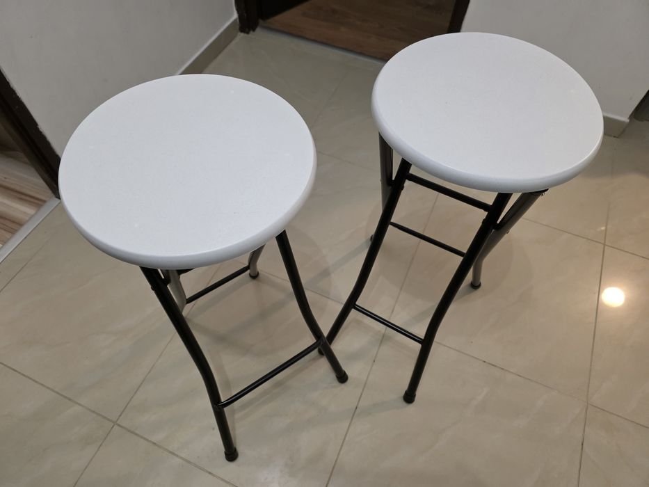 Hokery, stołki barowe składane.