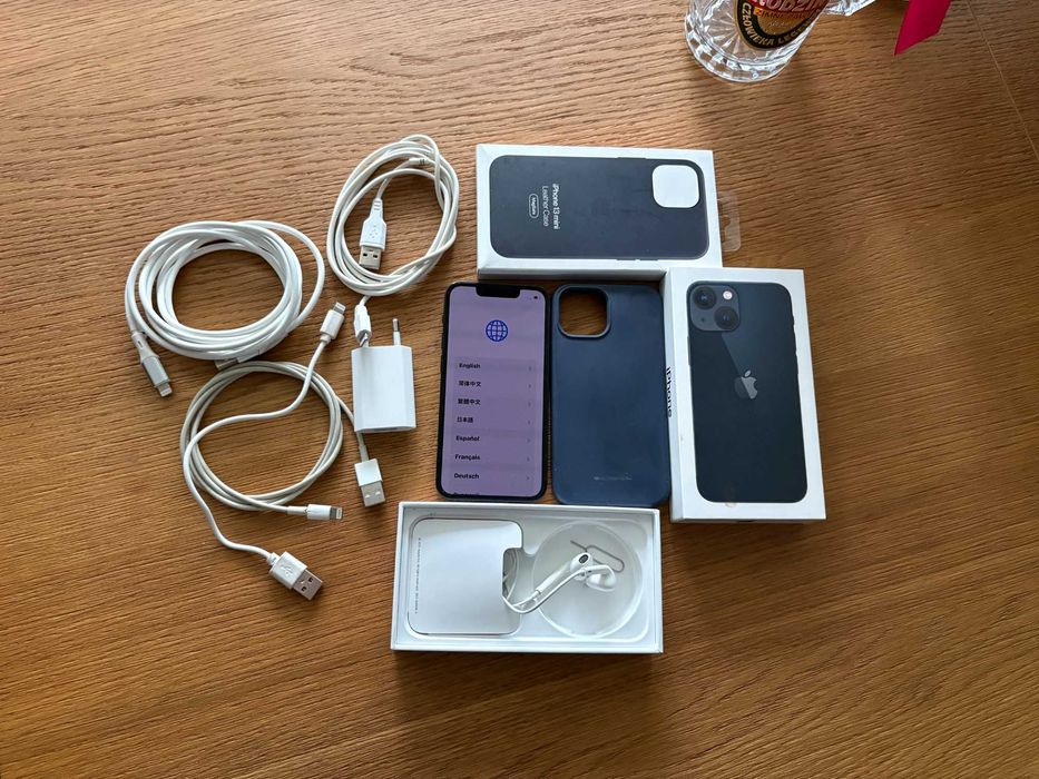 iPhone 13 mini etui ładowarka słuchawki przewody