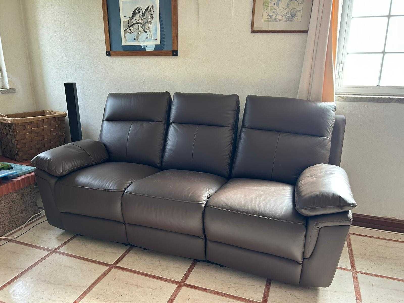 Sofá articulado em pele