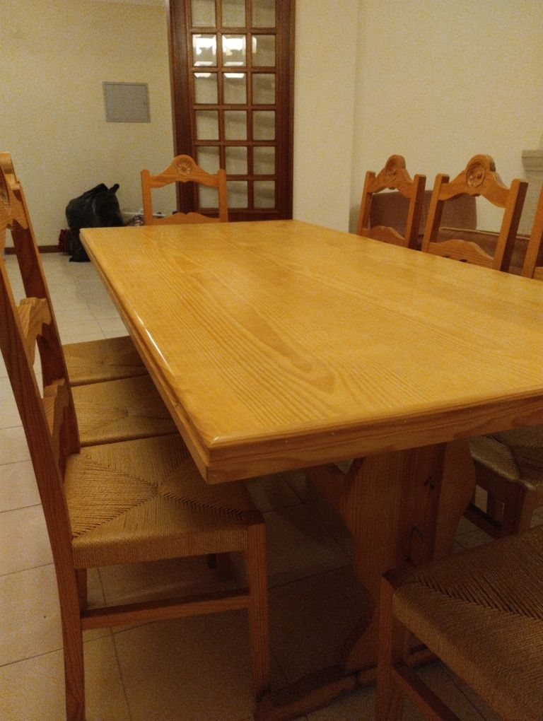 Conjunto de mesa com 8 cadeiras e 3 móveis