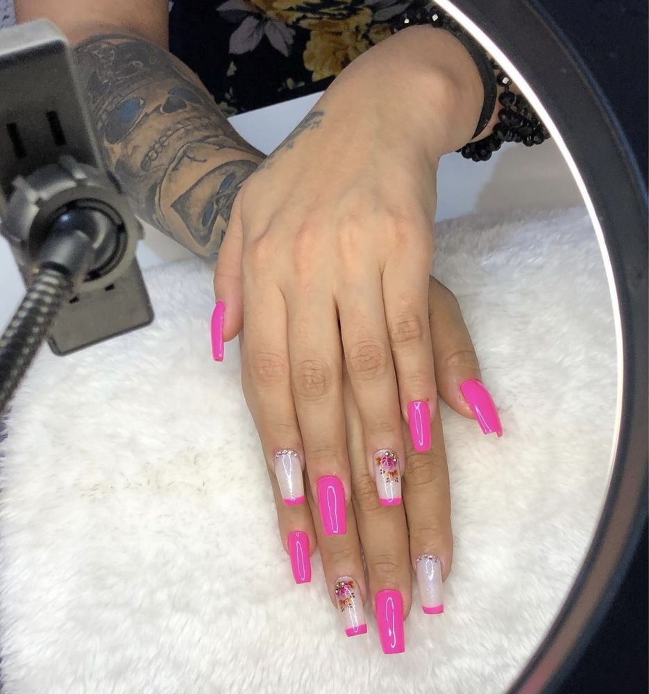 Unhas de gel e pedicure