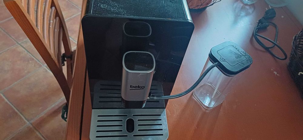 Ekspres ciśnieniowy Beko CEG3194B