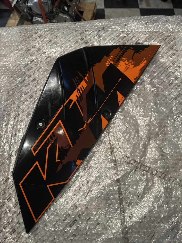 KTM 690 DUKE SM Bok Osłona Owiewka Lewa N1063