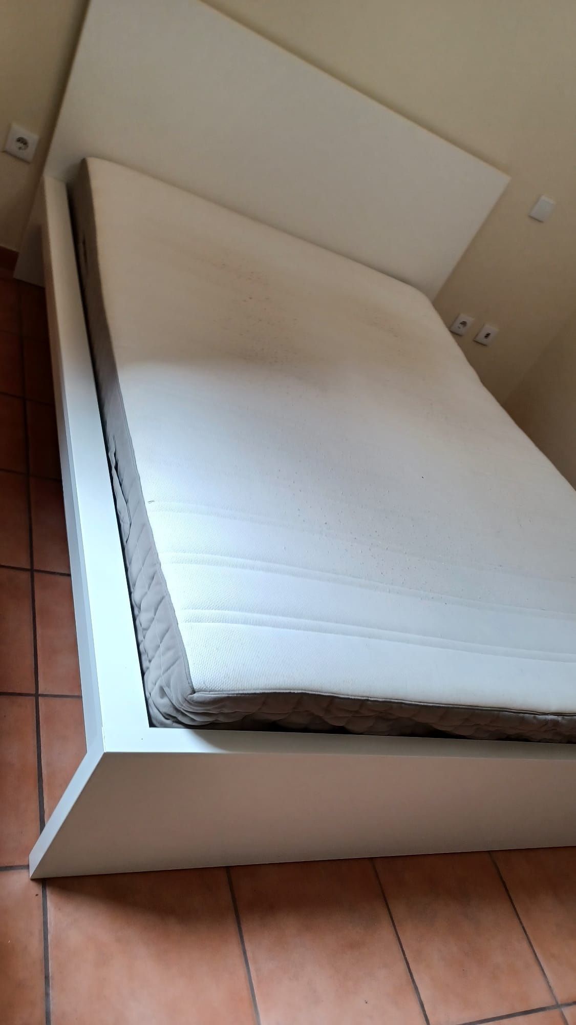 Vendo cama com pouco uso e em muito bom estado