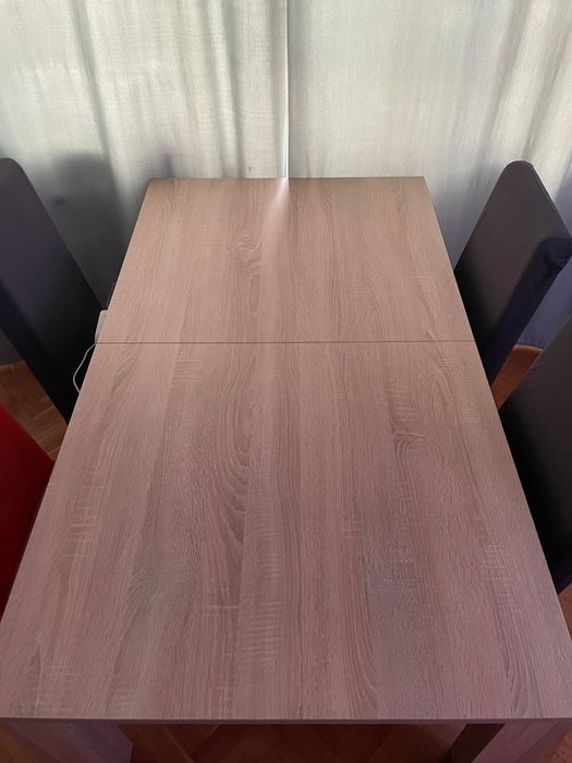 Stół rozkładany z krzesłami