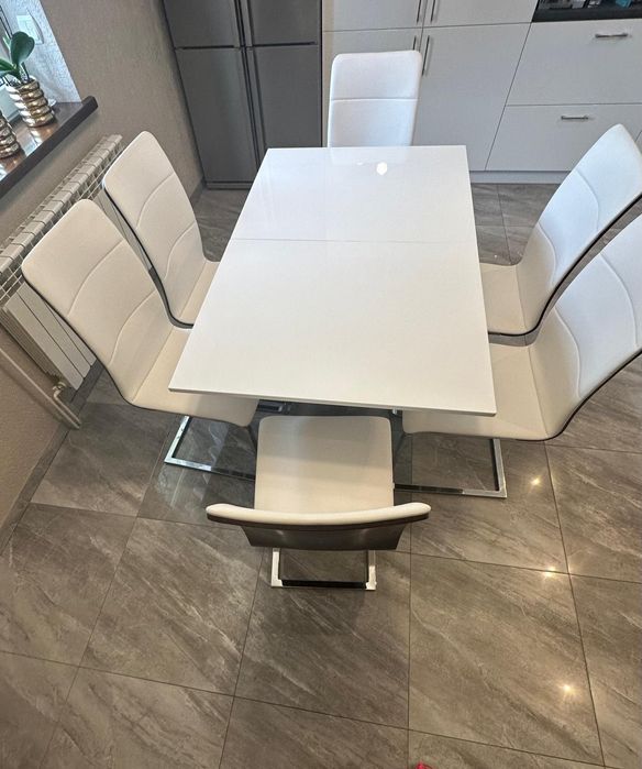 Stół i 6 krzeseł firma Paged, biały połysk