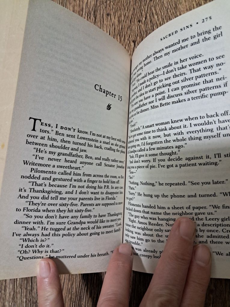 Нора Робертс "Святі гріхи", детектив, маленька книга англійською