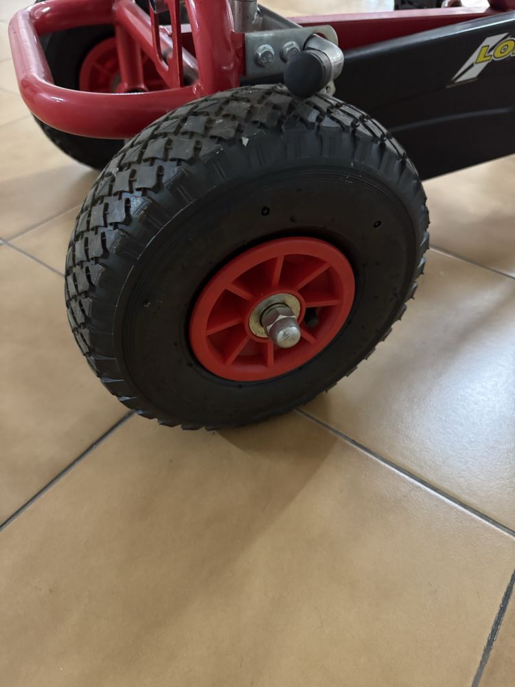 Carro a pedais para criança