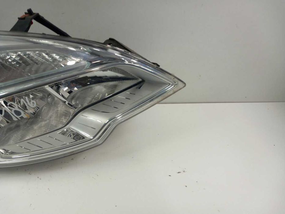 Opel Meriva B Lampa Przód Prawa