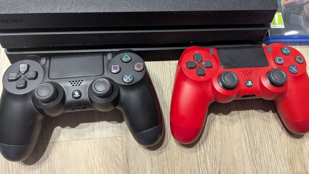PS4 pro +2 pady + gry