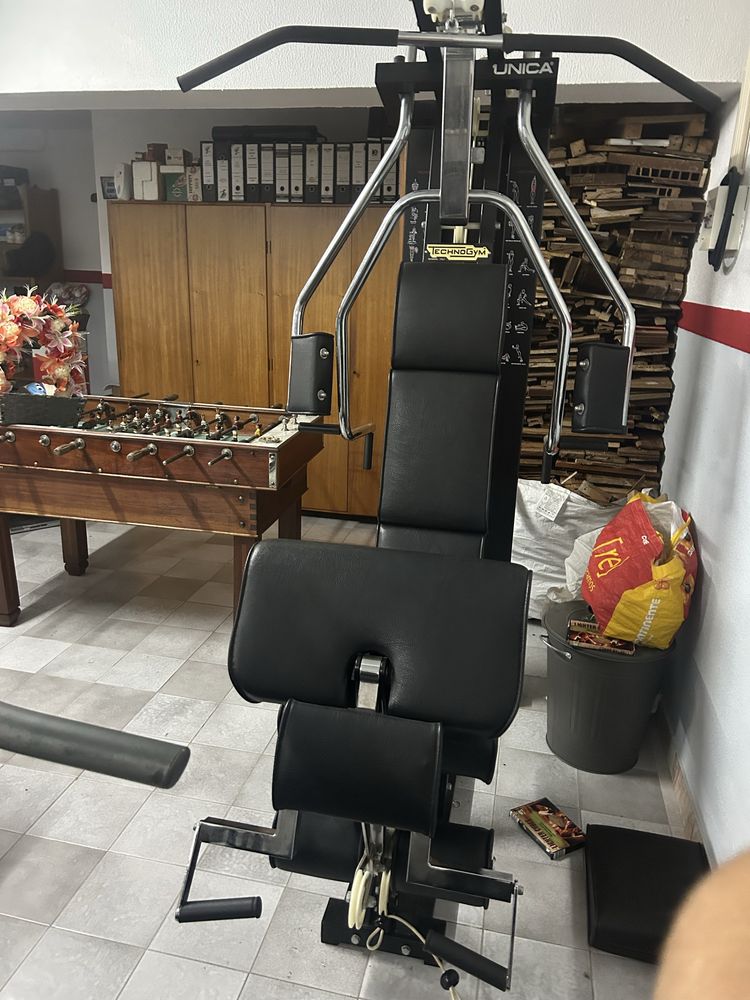 Maquina multifuncional technogym