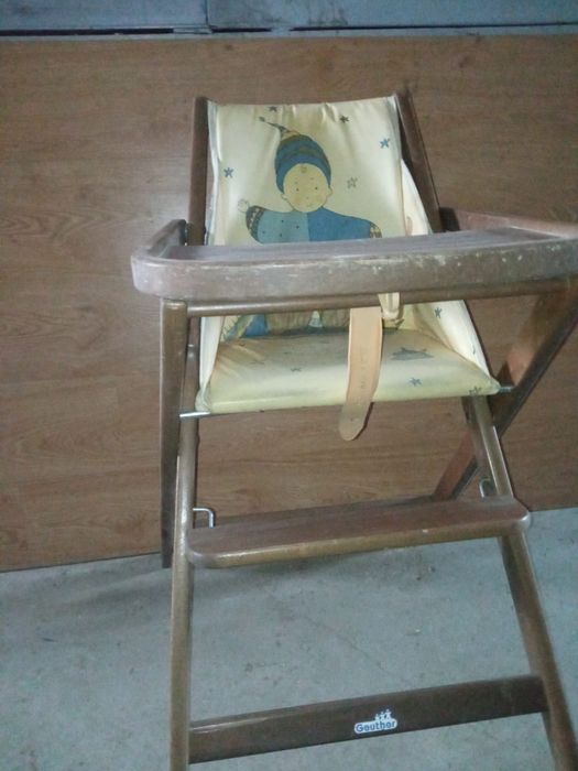 Drewniane krzesełko do karmienia