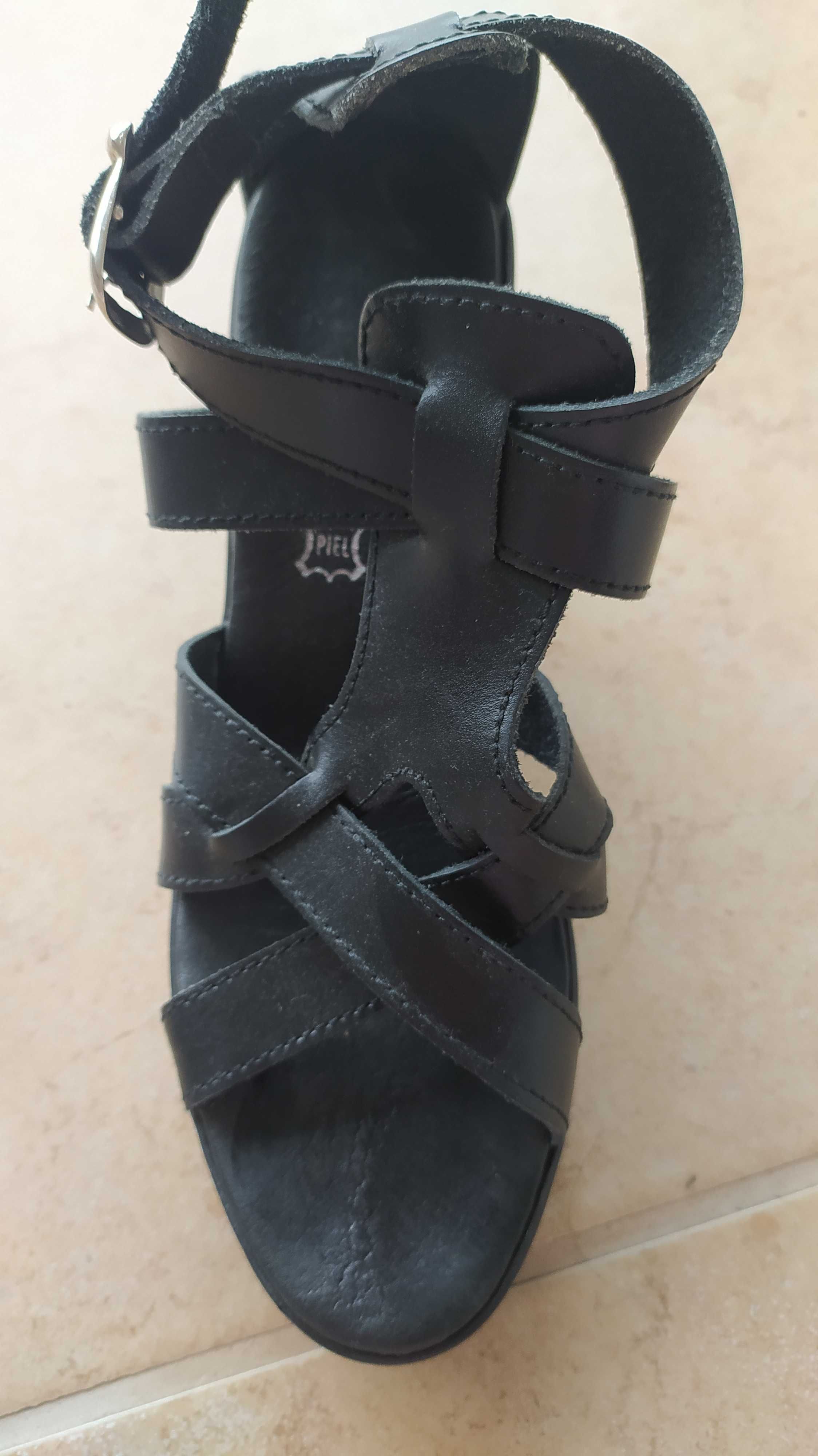 Sandálias pretas com tacão.