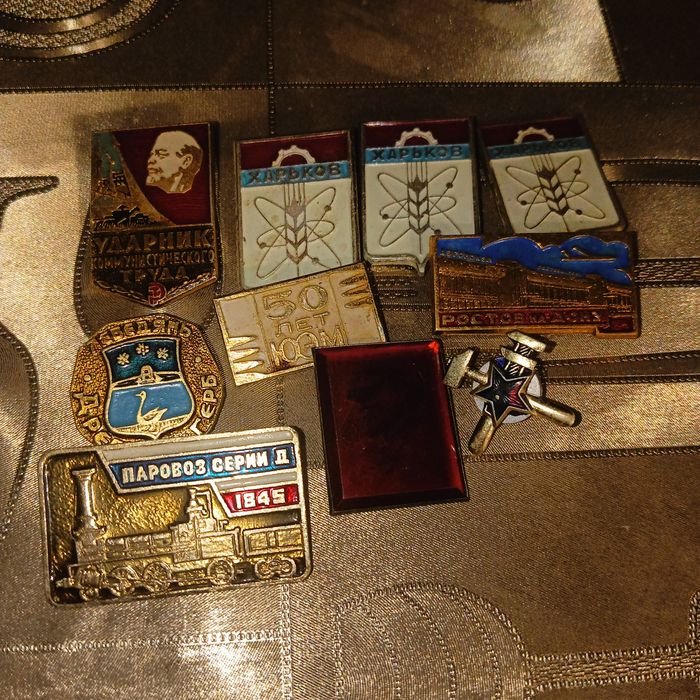 Годинники та значки