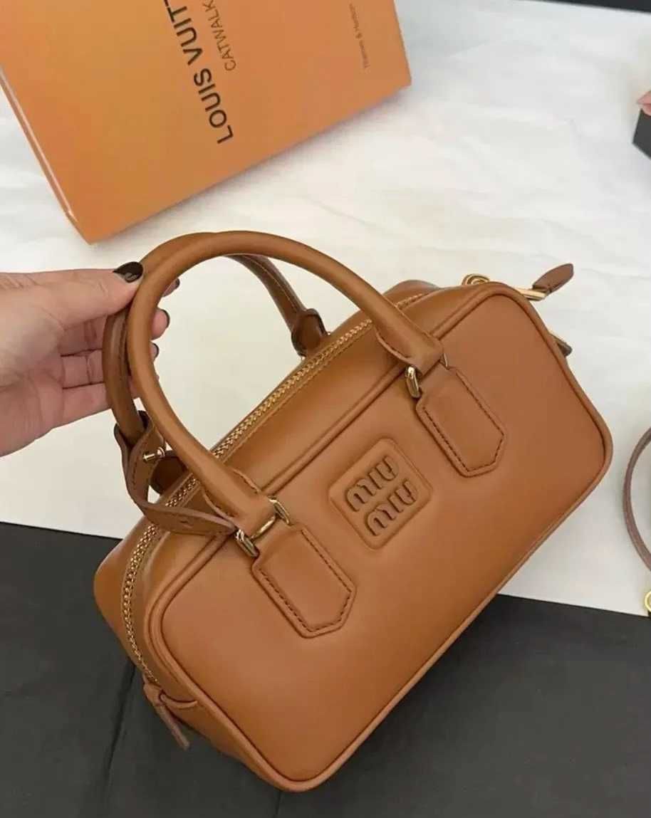 Must-have: Brązowa Torba Miu Miu - Klasyka i Styl